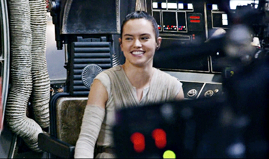 daisy ridley smiling on the set of the sequels !!